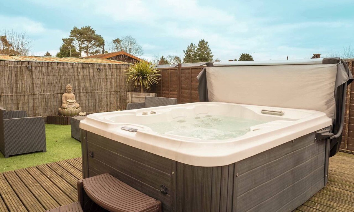 Wilberfoss Cabin | York Retreat: Private Hot Tub, Pet-Friendly Lodge