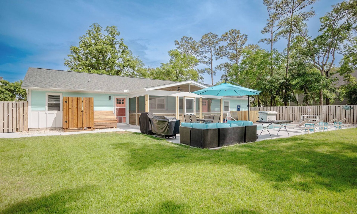Tranquil Harbour House | Zaruba Beach: Modern Coastal Oasis with Private Backyard Pool