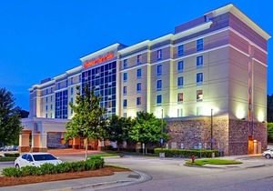 2-Star Hotel ∙ Hampton Inn & Suites Crabtree