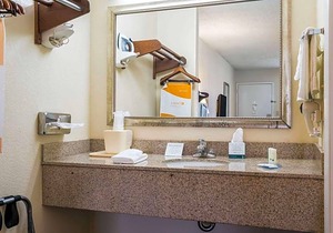 2-Star Hotel ∙ Quality Inn North Battleboro