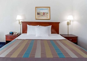 2-Star Hotel ∙ Baymont by Wyndham Greensboro/Coliseum