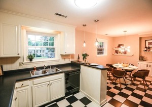 2BR Home short walk to Southpark Mall!