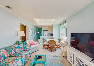 3rd-Floor Condo in Direct Oceanfront Location with Panoramic Views & Free WiFi