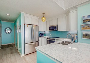 3rd-Floor Condo in Direct Oceanfront Location with Panoramic Views & Free WiFi