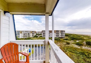 3rd-Floor Home in Oceanfront Complex w/Shared Pool & Hot Tub, Balcony, WiFi