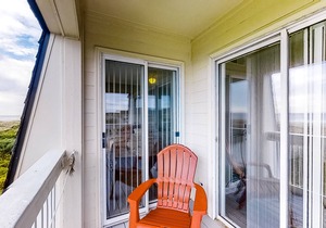 3rd-Floor Home in Oceanfront Complex w/Shared Pool & Hot Tub, Balcony, WiFi