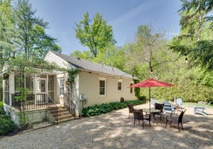 7 Mi to The Biltmore Le Canard Cottage with Porch