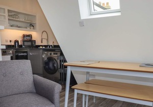 BEACHVIEW APARTMENT 7, pet friendly, with a garden in Crantock