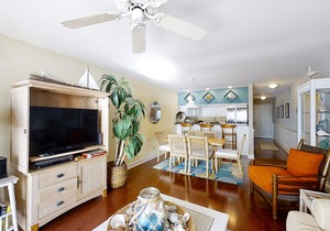 Beautiful 2nd-Floor Condo Overlooking Beach w/Free WiFi, Balcony, Full Kitchen