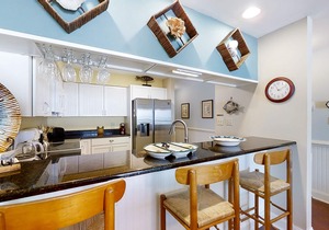 Beautiful 2nd-Floor Condo Overlooking Beach w/Free WiFi, Balcony, Full Kitchen