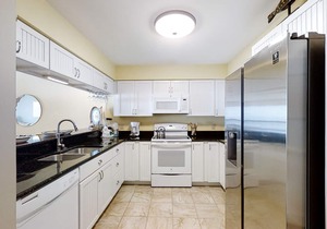Beautiful 2nd-Floor Condo Overlooking Beach w/Free WiFi, Balcony, Full Kitchen
