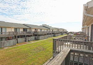 Beautifully Decorated Condo with Private Balcony, Free WiFi, Shared Pool, W/D