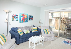 Beautifully Decorated Condo with Private Balcony, Free WiFi, Shared Pool, W/D
