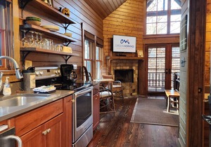 Blue Jay’s Perch | Cabin w/Loft + Jetted Tub + Biltmore Pass