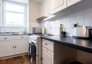 ☆Bright, Spacious West-End Flat, Near University☆