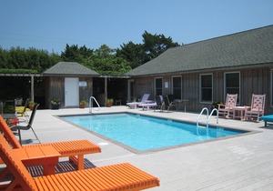 Cabana II: Perfect getaway for two that offers a shared pool
