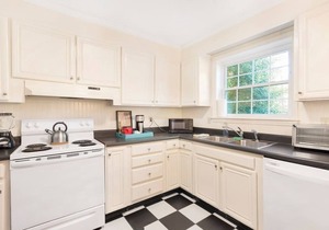 Charming SouthPark home, fenced-in yard