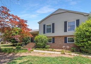 Charming SouthPark home, fenced-in yard