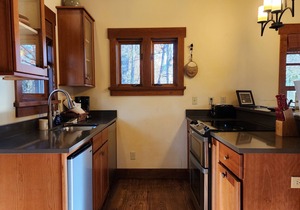 Chickadee’s Hatch | 2-Story Cabin w/Jetted Tub + Biltmore Pass
