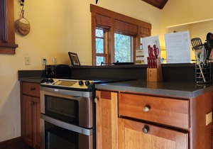 Chickadee’s Hatch | 2-Story Cabin w/Jetted Tub + Biltmore Pass