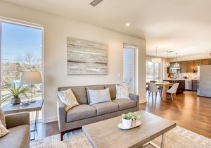 City escape near downtown with rooftop deck, gas grills, WiFi & private balcony