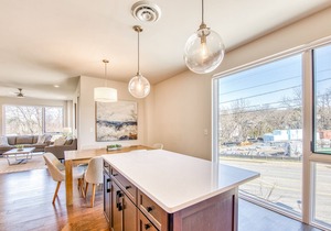City escape near downtown with rooftop deck, gas grills, WiFi & private balcony