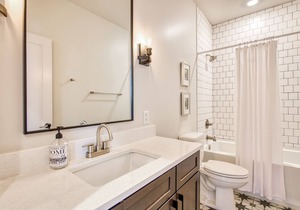 City escape near downtown with rooftop deck, gas grills, WiFi & private balcony