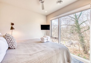 City escape near downtown with rooftop deck, gas grills, WiFi & private balcony