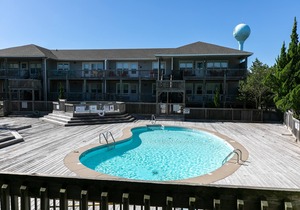 Corolla Condo: 350 Ft to Beach, 3 or 4 Night Stays Available in Summer