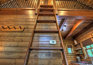 Cozy, updated cabin in Village of Cheshire/Black Mountain. Includes Biltmore!