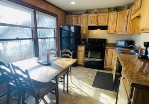 Creekside Condo Walking Distance to Slopes!
