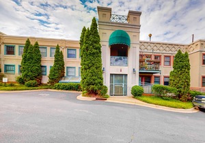 Cute updated condo - steps to downtown, great for business travel