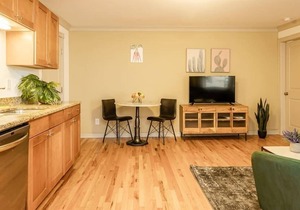 Downtown Glowing 2BR w/ Sunny Balcony & Parking