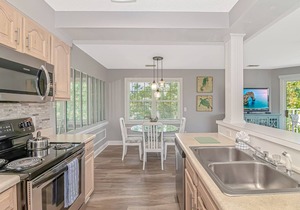 Fantastic condo fully furnished and beautiful overlooking the Magnolia course