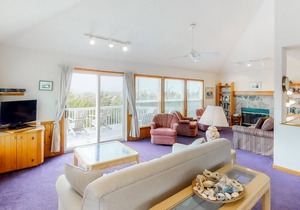 Four-Bedroom Home w/ Private Hot Tub, WiFi, Washer/Dryer & Shared Pool!