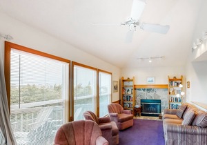 Four-Bedroom Home w/ Private Hot Tub, WiFi, Washer/Dryer & Shared Pool!