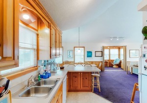 Four-Bedroom Home w/ Private Hot Tub, WiFi, Washer/Dryer & Shared Pool!