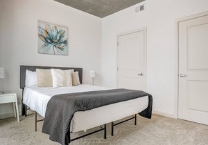 Frontdesk | Stunning 2BR Apt High-Rise in Uptown