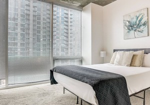 Frontdesk | Stunning 2BR Apt High-Rise in Uptown