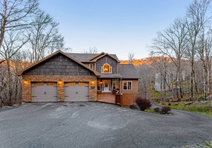 Gorgeous Three-Level Home w/Free WiFi, Washer/Dryer, Game Room, Firepit