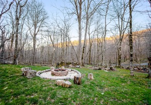 Gorgeous Three-Level Home w/Free WiFi, Washer/Dryer, Game Room, Firepit
