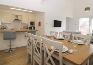 HARCOMBE HOUSE BUNGALOW 5, family friendly, with pool in Chudleigh