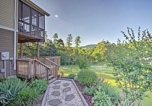 Hendersonville Retreat with Sugarloaf Mountain Views