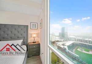 High Rise Lux Condo + King Bed + 22nd Floor Great Views!