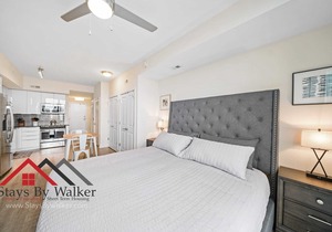 High Rise Lux Condo + King Bed + 22nd Floor Great Views!