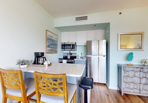 Historic river-view condo with cozy balcony, washer/dryer - walk to downtown