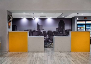 La Quinta Inn & Suites by Wyndham Raleigh Downtown North
