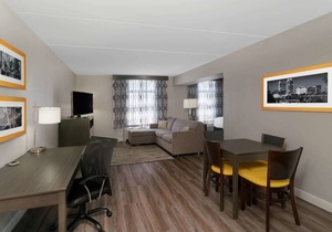 La Quinta Inn & Suites by Wyndham Raleigh Downtown North
