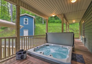 Laurel Creek Lodge with Hot Tub and Creek Access!