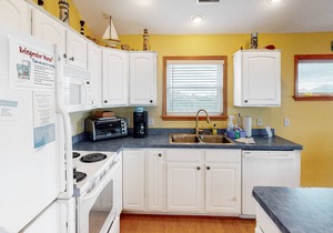 Lovely home with private pool, decks, amazing ocean view, & W/D